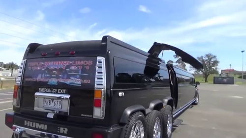 第一次見(jiàn)這種加長(zhǎng)的豪車,車內(nèi)裝飾極其奢侈,真是貧窮限制想象